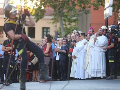 Los bomberos de Madrid cumplirán este sábado con la tradición de bajar el cuadro de la Paloma aunque la Covid impida la procesión.