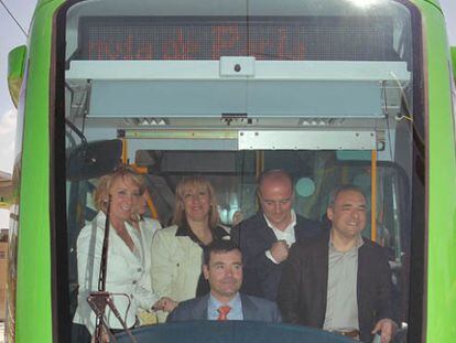 Tom&aacute;s G&oacute;mez, a los mandos del tranv&iacute;a de Parla durante su inauguraci&oacute;n en 2007. Junto a &eacute;l, la expresidenta regional, Esperanza Aguirre, y los socialistas Miguel Sebasti&aacute;n y Rafael Simancas.