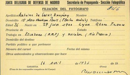 Tarjeta de prensa usada por el escritor y aviador francés Antoine de Saint-Exupéry durante la Guerra Civil española.