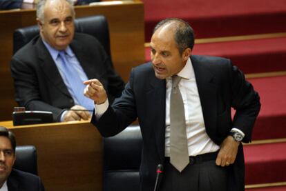 El presidente de la Generalitat, Francisco Camps, ayer en las Cortes Valencianas, en el momento de responder a la oposición.