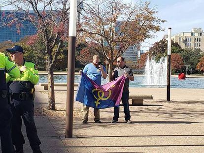 Uno y dos: los dos manifestantes que acudieron a una manifestación por el orgullo hetero en Dallas el pasado fin de semana.