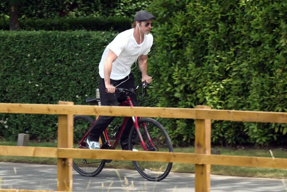 Brad Pitt, en bicicleta por un parque de Londres.