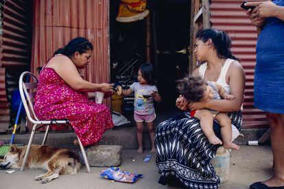 Una familia que apoya al partido Nuevas Ideas, en la comunidad el Espino, El Salvador.