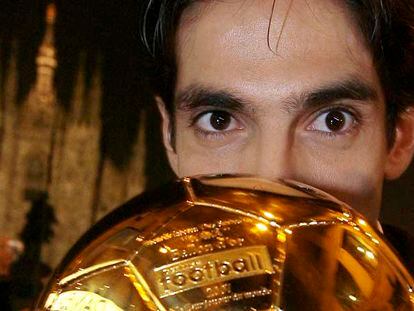 Kaká besa el trofeo concedido por la revista <i>France Football</i> al mejor jugador de 2007.