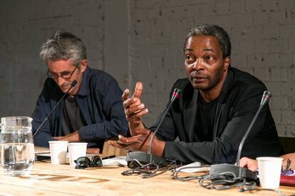 Simon Njami (derecha) y Abu Ali (izquierda), durante el Seminario 'Lo invisible, lo común y lo mágico: espacios y conocimientos colaborativos entre África y Europa', en el marco del 2º Grigri Pixel.