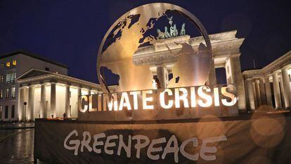 Activistas de Greenpeace protestan contra el cambio climático ante la Puerta de Brandemburgo en Berlín.