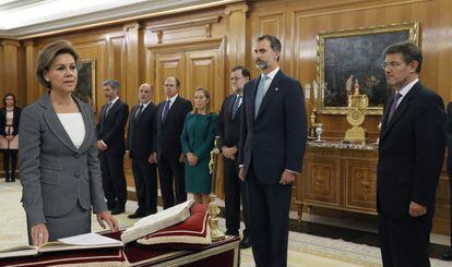 La ministra de Defensa, Maria Dolores de Cospedal, promete su cargo ante el Rey.