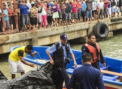 Policías locales reciben en Corn Island, Nicaragua, los cuerpos de los turistas fallecidos.