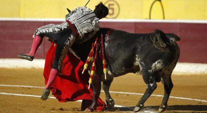 El torero Morante de la Puebla, en el momento de ser herido por su primer toro en Huesca.