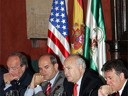 De izquierda a derecha, Carlos Westendorp, Manuel Chaves, Miguel Ángel Moratinos y Robert Manzanares, en Sevilla.