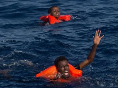 Dos náufragos subsaharianos piden auxilio tras zozobrar su embarcación cerca de la costa de Libia.  
 