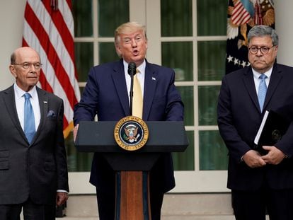 Donald Trump, junto al secretario de comercio (izquierda) y el fiscal general, anuncia la orden para averiguar cuántos indocumentados hay en EE UU, en julio de 2019.