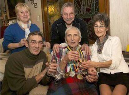 Pauwels, con sus medallas, delante de su hijo, Eddy; sus sobrinas Ingrid (izquierda) y Josiane, y el marido de esta, Roger; en la reunión familiar del lunes 6, la víspera de su muerte.