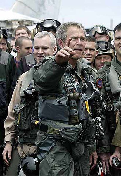 Bush, junto con los pilotos del portaaviones <i>USS Abraham Lincoln</i>, que regresan a casa procedentes del Golfo en 2003.