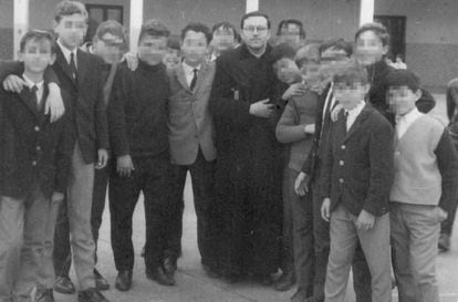 Don Ángel, uno de los sacerdotes acusados de pederastia, junto con unos alumnos en el colegio salesiano de la Línea de la Concepción (Cádiz).