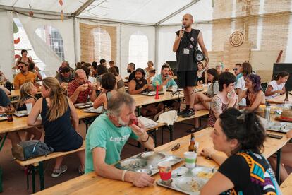 Uno de los organizadores comenta las actividades del día durante la comida.