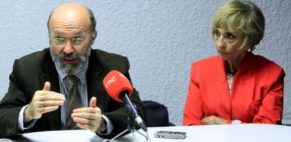 La jefa del laboratorio de Patología Celular del Centro de Investigación Príncipe Felipe de Valencia, Consuelo Guerri, a la derecha,  junto al neuropsiquiatra del Hospital universitario 12 de Octubre, Gabriel Rubio, este jueves en Bilbao.