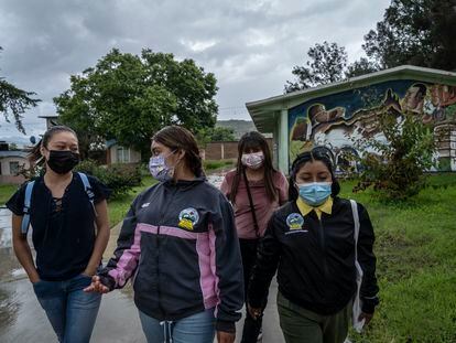 Araceli Soriano, Leilani Lopez, Yuliani Ruíz y Alma Rita Gómez, alumnas de la Escuela Normal Rural Vanguardia de Tamazulapam del Progreso, Oaxaca, se encuentran en el patio de su colegio, el 1 de julio de 2021.