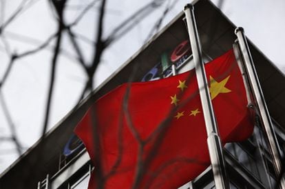 La bandera china ondea ante las oficinas centrales de Google en Pekín