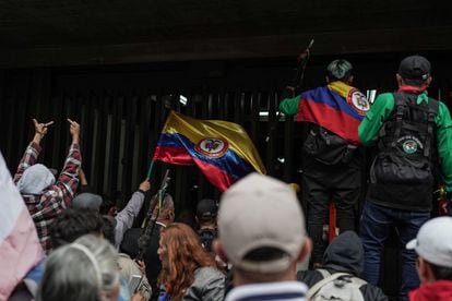 Manifestantes bloquean la salida del Palacio de Justicia, en Bogotá, el 8 de febrero.