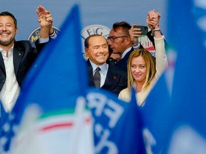Desde la izquierda, Matteo Salvini, Silvio Berlusconi y Georgia Meloni, el miércoles durante el cierre de campaña de las derechas italianas en Roma.