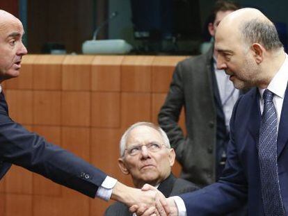 El ministro espa&ntilde;ol de Econom&iacute;a en funciones, Luis de Guindos, estrecha la mano del comisario europeo de Asuntos Econ&oacute;micos y Financieros, Pierre Moscovici.