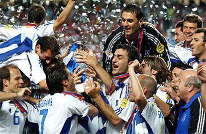 Los jugadores griegos sujetan la copa y  celebran el título tras vencer a Portugal (0-1).