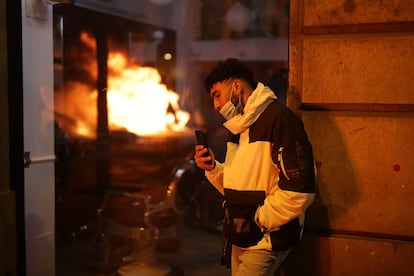 Un joven durante los disturbios en Barcelona este jueves.