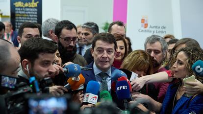 El presidente de la Junta de Castilla y León, Alfonso Fernández Mañueco, atiende a medios durante la tercera jornada de la Feria Internacional de Turismo, Fitur 2023, en IFEMA Madrid, el 20 de enero.