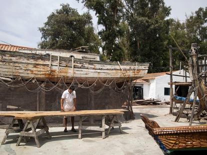 Alfonso Sanchez-Guitard, junto a varias barcas y jabegas en Astilleros Nereo, dedicado a la carpintería de ribera, en Málaga.