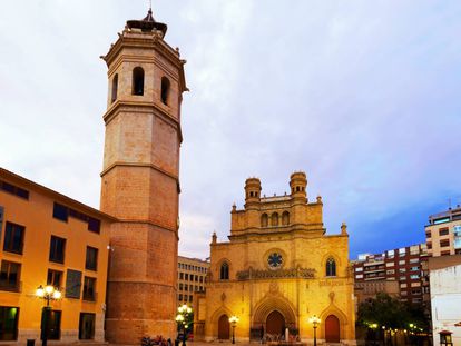 La concatedral de Santa María junto al campanario El Fadrí, en Castellón de la Plana.