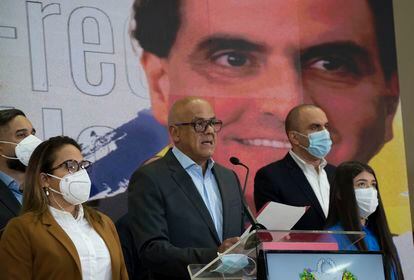 El presidente de la Asamblea Nacional, Jorge Rodriguez, en una rueda de prensa en Caracas este sábado ante un cartel de Alex Saab.