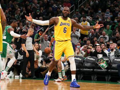 LeBron James pide explicaciones a sus compañeros durante un partido entre los Lakers y los Celtics, el 19 de noviembre en Boston.