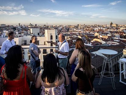 El guía Ignacio Camacho, durante una visita guiada desde la terraza del Hotel Emperador.