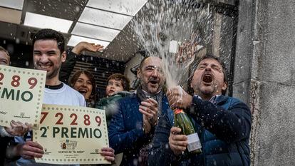 Celebración en la administración "El Elefante" de la calle Arenal de Madrid que ha vendido parte del segundo premio de la lotería de "El Niño".