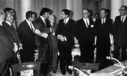 Firma de los Pactos de la Moncloa el 25 de octubre de 1977. En torno al presidente Adolfo Suárez están Felipe González, Manuel Fraga, Santiago Carrillo, Miquel Roca y Leopoldo Calvo Sotelo, entre otros.