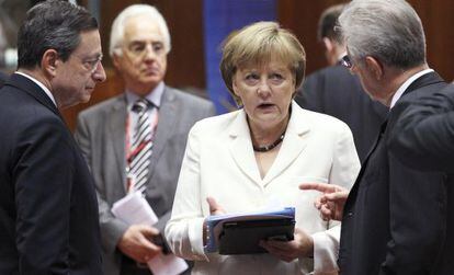 El presidente del Banco Central Europeo Mario Draghi (izq.), la canciller alemana, Angela Merkel, y el primer ministro italiano, Mario Monti (dcha.), durante la cumbre de los líderes de la Unión Europea, en Bruselas, el pasado 29 de junio.
