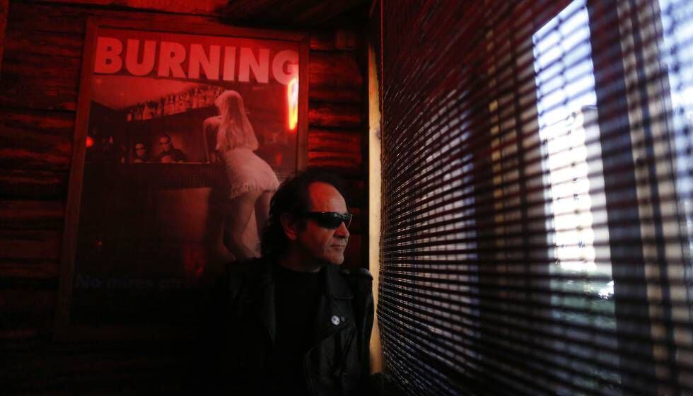 Johnny Cifuentes, líder de Burning, en su bar, el Cocodrilo.