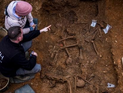 Exhumación de una fosa común en el cementerio de Villandangos (León), en febrero.