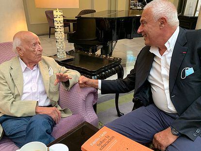 Emilio Lledó (izquierda) y Nuccio Ordine conversando para EL PAÍS en un hotel de Madrid la semana pasada.