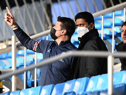 Pochettino señala al techo del Bernabéu junto a Al-Khelaifi y Leonardo, este martes.