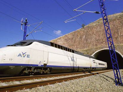 La CNMC limita a cinco años el acuerdo de Adif con el operador líder en la liberalización ferroviaria
