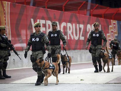 Elementos de la Fuerza Civil de Veracruz durante un operativo en 2014.