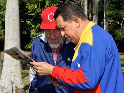 Fidel Castro y Hugo Ch&aacute;vez en junio de 2011, cuando se le detect&oacute; el c&aacute;ncer.