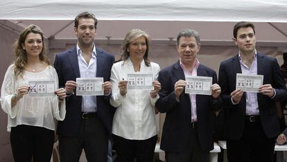 El presidente colombiano, Juan Manuel Santos (segundo por la derecha), y su familia, tras votar este domingo.