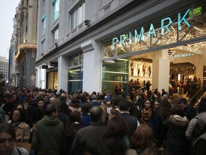 La entrada del centro Primark de la Gran Vía de Madrid colapsado de gente.