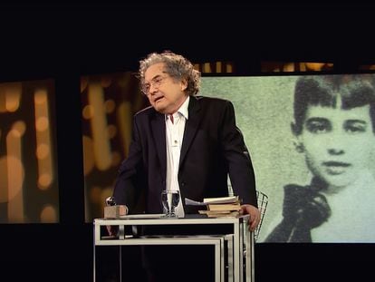 Ricardo Piglia durante el ciclo de conferencias 'Escenas de la novela argentina' en el canal 7 de la Televisión Pública de Argentina.