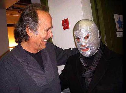 El luchador, junto a Serrat, al que considera su ídolo