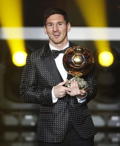 Messi con el Bal&oacute;n de Oro en 2012.