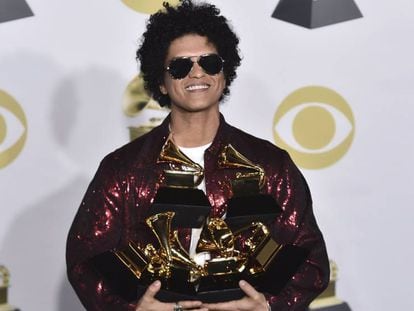 Bruno Mars posa con sus seis Grammy.